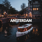 Photo d'une embarcation sur un canal de nuit avec la ville illuminée en arrière plan à Amsterdam.